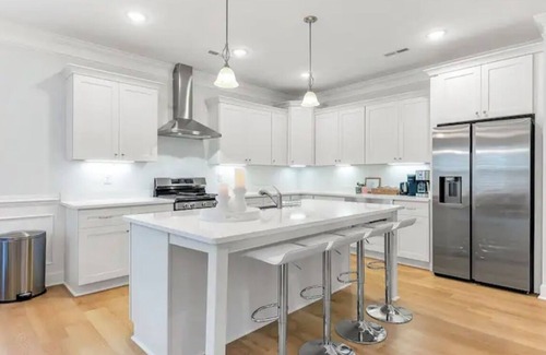 East Ocean View House | Pet Friendly; Newly Built; 1 Block to the Beach