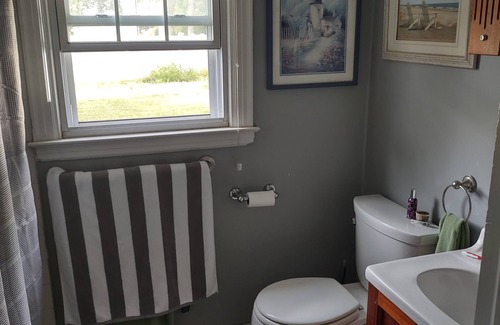 Clinton House | Pet Friendly One Bedroom House Clinton CT Minutes to Water Train and Downtown