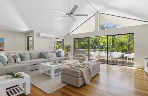 Korora House | Pet Friendly, Pool, Beachside BBQ Heaven, Sleeps 8-10