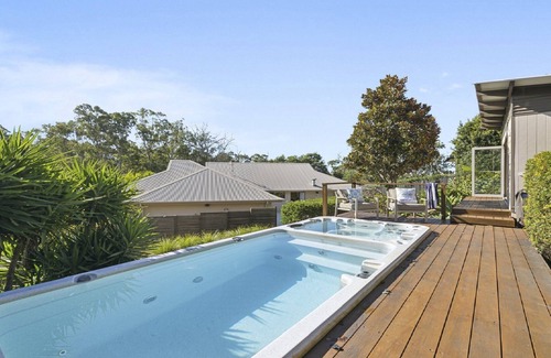 Korora House | Pet Friendly, Pool, Beachside BBQ Heaven, Sleeps 8-10