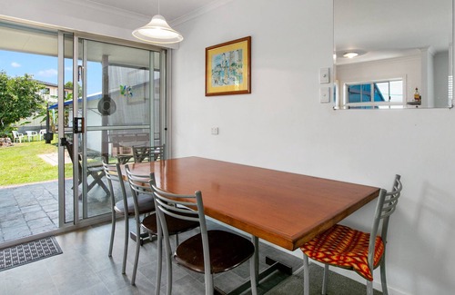 Tin Can Bay House | Pet Friendly - Quaint brick holiday getaway