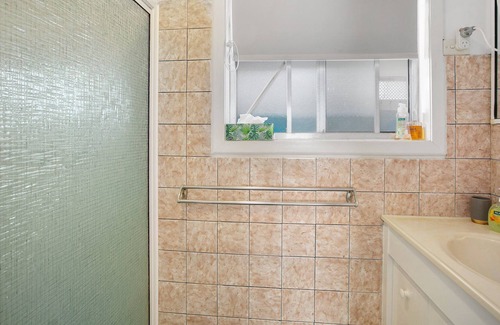 Tin Can Bay House | Pet Friendly - Quaint brick holiday getaway