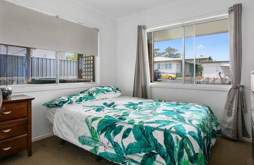 Tin Can Bay House | Pet Friendly - Quaint brick holiday getaway