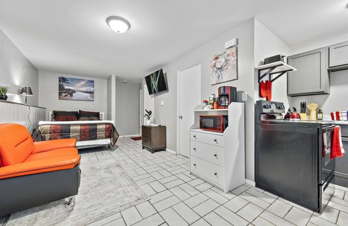 Aurora Apartment | Pet Friendly/RedStudio1116F/FastWiFi/BigTV/FreePKG/near Downtown Aurora.
