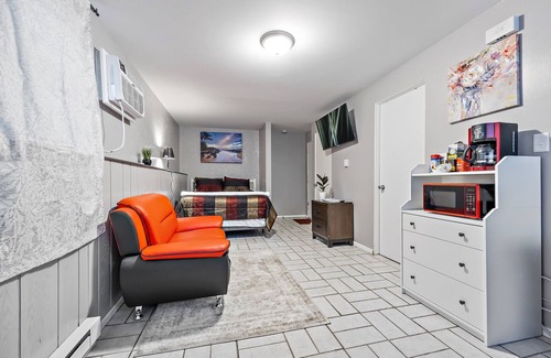 Aurora Apartment | Pet Friendly/RedStudio1116F/FastWiFi/BigTV/FreePKG/near Downtown Aurora.