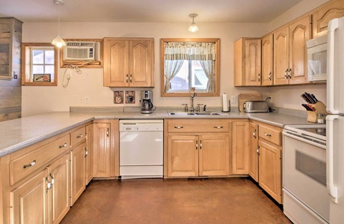Menahga Cabin | Pet-Friendly Resort Cabin on Twin Lakes!