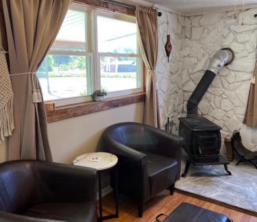 Barnardsville House | Pet friendly rustic cabin with views 26 min to downtown Asheville