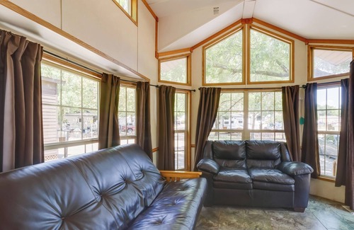 Sallisaw Cabin | Pet-Friendly Sallisaw Cabin: Hikes, History & More