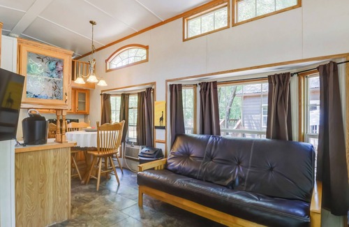 Sallisaw Cabin | Pet-Friendly Sallisaw Cabin: Hikes, History & More