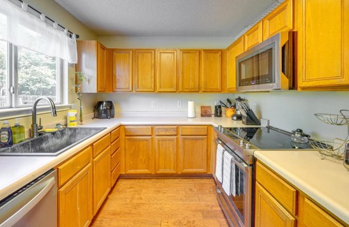 Great Northwest House | Pet-Friendly San Antonio Retreat with Private Yard!