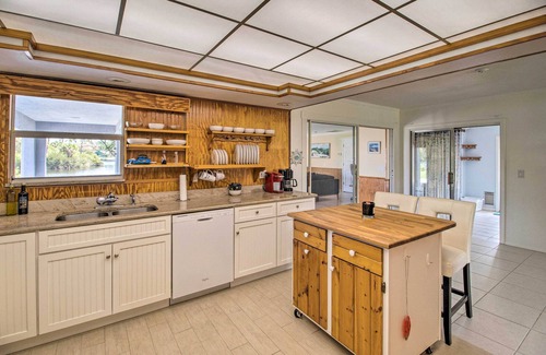Sebastian Highlands Cottage | Pet-friendly Sebastian Home on Lake; Golf Nearby