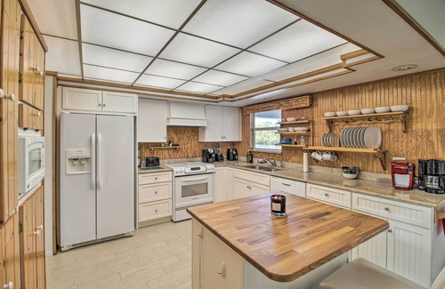 Sebastian Highlands Cottage | Pet-friendly Sebastian Home on Lake; Golf Nearby