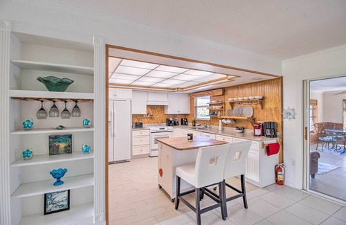 Sebastian Highlands Cottage | Pet-friendly Sebastian Home on Lake; Golf Nearby