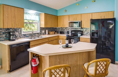 Sebastian Highlands Cottage | Pet-friendly Sebastian Home: w/Porch + Lake View!