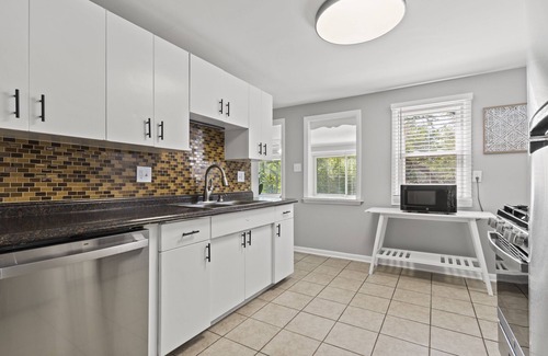 South Kansas City House | Pet Friendly South Waldo Ranch Minutes to 435