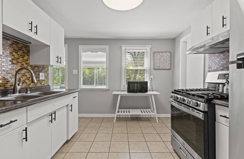 South Kansas City House | Pet Friendly South Waldo Ranch Minutes to 435