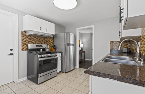 South Kansas City House | Pet Friendly South Waldo Ranch Minutes to 435
