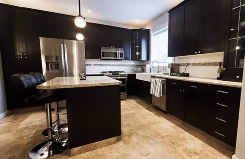 Prince George House | Pet-friendly, Spacious & Comfortable 4bedroom home— Stay in the heart of P.G.