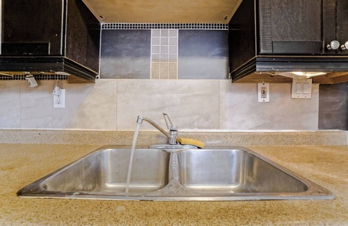 Cliffside Apartment | Pet Friendly, Spacious & Bright Main Flr Apt with Yard/Parking/Laundry by Beach