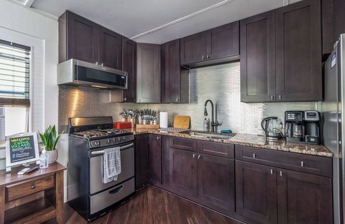 Gainesville House | Pet friendly studio on 2nd level with a full bathroom and kitchen
