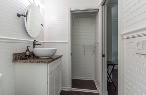 Gainesville House | Pet friendly studio on 2nd level with a full bathroom and kitchen