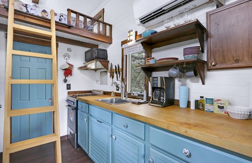 Dripping Springs House | Pet-Friendly Tiny Home in Dripping Springs w/Hill Country Views