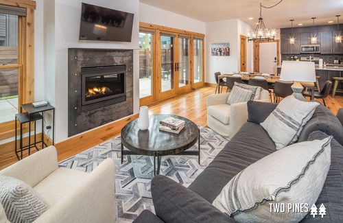 Big Sky House | Pet Friendly Townhome! Hot Tub! 15 Min Drive to Resort! 5 Min Walk to Shuttle an