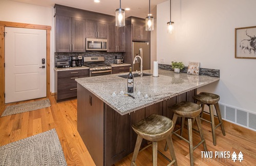Big Sky House | Pet Friendly Townhome! Hot Tub! 15 Min Drive to Resort! 5 Min Walk to Shuttle an