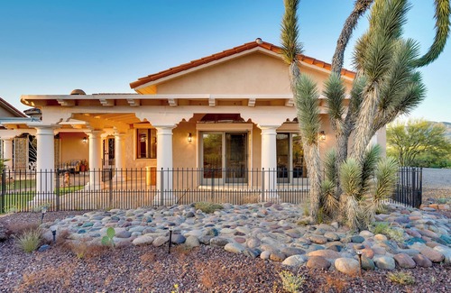 Houghton Cottage | Pet-friendly Tucson Vacation Rental w/Huge Yard!