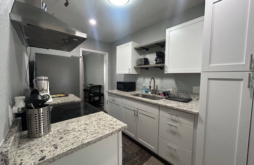 Ybor City House | Pet Friendly! TWO KING SIZE BEDS, Fire Stick - Sunshine Bay Retreat Awaits!n