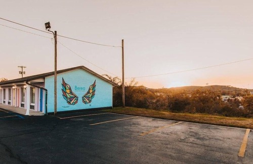 Berea House | Pet-friendly Unit! Roundtrip Airport Shuttle Available, Free Breakfast, Parking