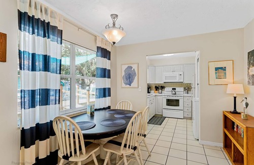 Independence Square House | PET FRIENDLY 2 bedroom Villa - Four Winds North East -Downtown IRB