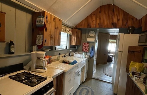 Gray Cottage | PET FRIENDLY WITH A SANDY BEACH AND DOCK