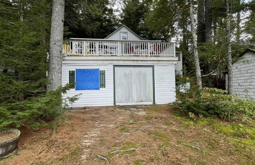 Gray Cottage | PET FRIENDLY WITH A SANDY BEACH AND DOCK