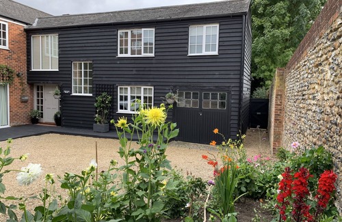 Saffron Walden Apartment | Pet Friendly with enclosed leafy outdoor space