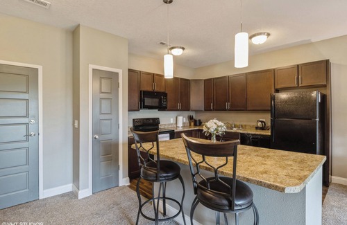 West Des Moines Apartment | Pet friendly1-bedroom with WiFi, pool, and gym in superb West Des Moines.