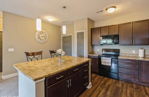 West Des Moines Apartment | Pet friendly1-bedroom with WiFi, pool, and gym in superb West Des Moines.