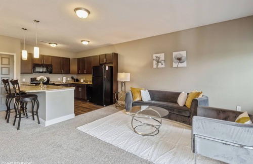 West Des Moines Apartment | Pet friendly1-bedroom with WiFi, pool, and gym in superb West Des Moines.