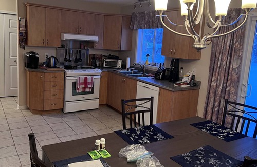 Hull House | Pet Welcome, Spacious 4 Bed, 3 Bath with Fireplace