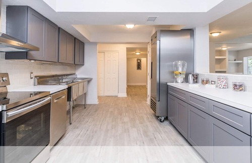 Bearss Plaza House | Pete's Place 9 Bedroom 7 Bath Tampa Resort