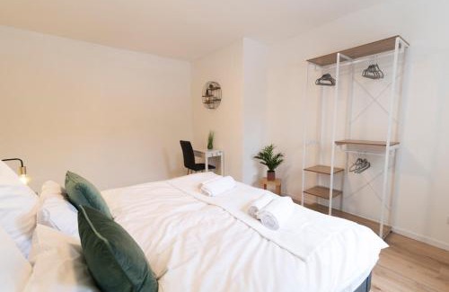 Fulda Apartment | Peter Apartments - Premium Wohnung I 95qm I 3 Schlafzimmer I großes Bad I Küche I Wohnzimmer I TV