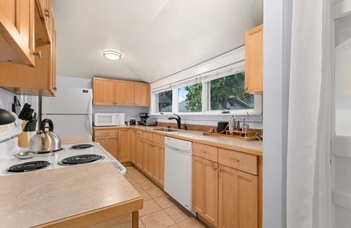 University Park House | Peterson Retreat | Hot Tub, Bikes, Old Town