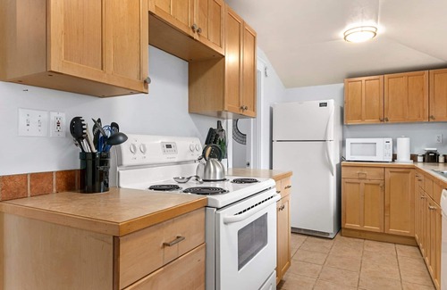 University Park House | Peterson Retreat | Hot Tub, Bikes, Old Town