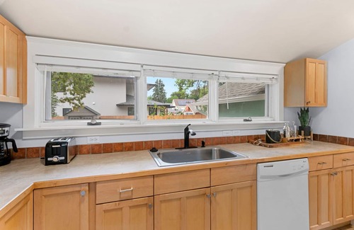 University Park House | Peterson Retreat | Hot Tub, Bikes, Old Town