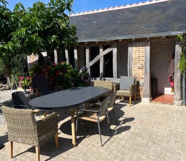 Oisly Bed & Breakfast | Petite dépendance vue piscine