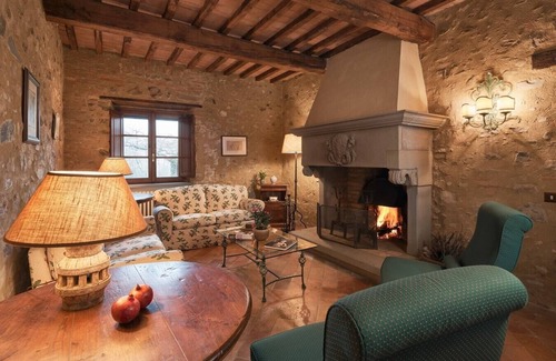 Umbertide Apartment | Petricci Residence - Casa Beronia apartment with shared pool