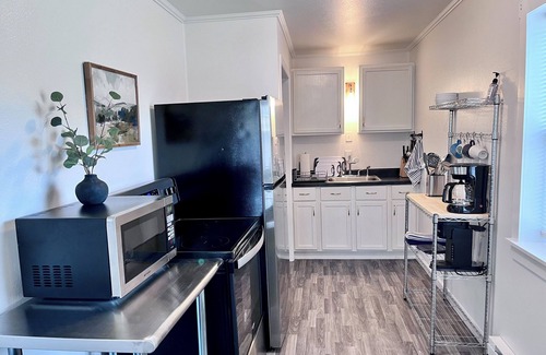 Kirksville Apartment | Pets, 30+days, Queen, ground lvl near ATSU, TSU, NRMC