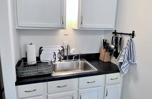 Kirksville Apartment | Pets, 30+days, Queen, ground lvl near ATSU, TSU, NRMC