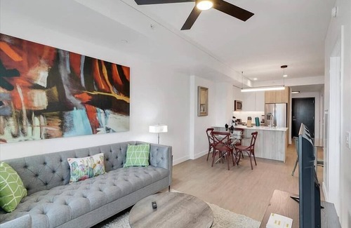 Evans Churchill Apartment | Pets are welcome | Roosevelt Row 1BR w/Sauna & Hottub