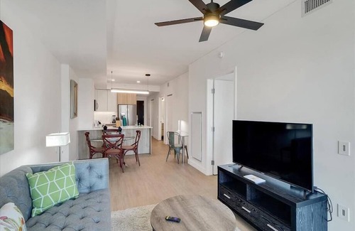 Evans Churchill Apartment | Pets are welcome | Roosevelt Row 1BR w/Sauna & Hottub